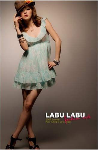 性感低胸服装点燃夏日热情。