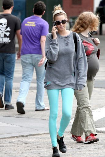 明星教你搭配时尚简约打底裤