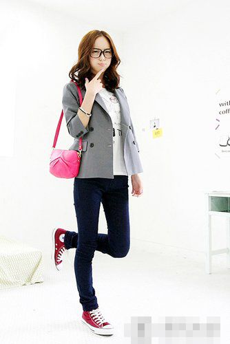 包和相配的衬衫使这套服装更加出众。