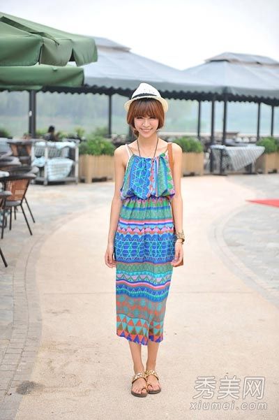 穿着波西米亚长裙的夏日浪漫