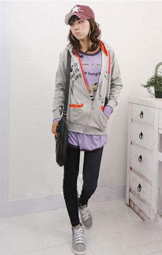 简洁的小衫叠得整整齐齐，让温暖的秋日无比舒适