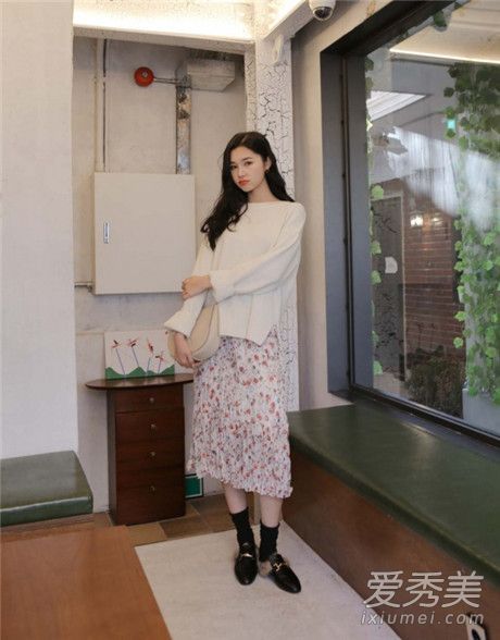 如何穿具有时尚感的碎花裙