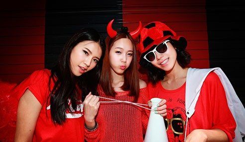 经典的情侣装让男友心心相印。