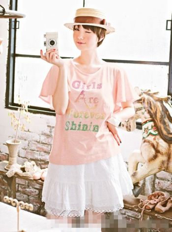 淘气的女孩在夏天是粉红色和温柔的