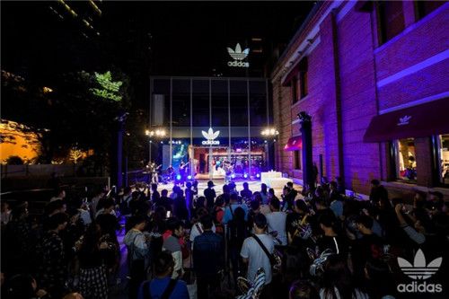 阿迪达斯原创阿迪达斯三叶草上海中央广场店亮相