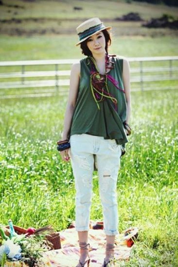 旧衣服、新衣服、奇装异服和夸张的项链是必不可少的。