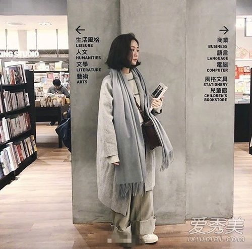 长腿长裤,外套+平底鞋,短发,小女孩们还在坚持!