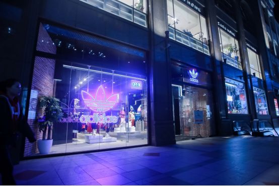 阿迪达斯原创阿迪达斯三叶北京世贸中心日订单店隆重开业