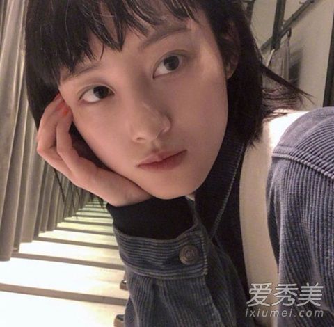 在春天,学生姐姐提出了一个建议,为春天改变4个单品组合的颜色!