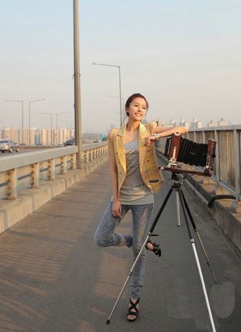 巧穿牛仔裤增加职场休闲中的好感