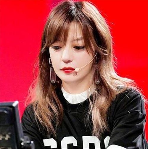 演员们,请就位。赵薇的耳环上有照片。演员们,请就位。赵薇的发夹