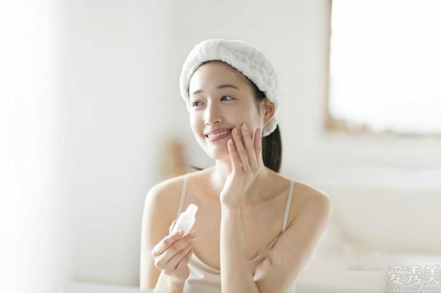 你为什么先涂乳液,然后涂爽肤水?美容教练说了实话,希望你没有犯任何错误。