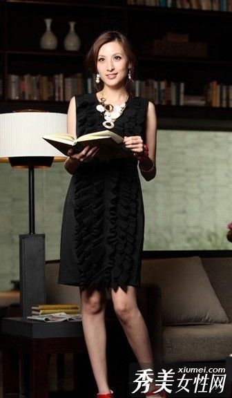 华丽的配饰和服装彰显成熟女性的气质。
