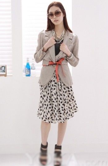 小套装+着装优雅大方的职业女性