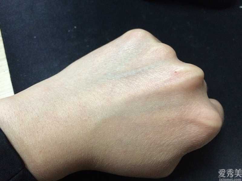 油性皮肤的人在化妆时有很多不便。我们如何改善这种情况?