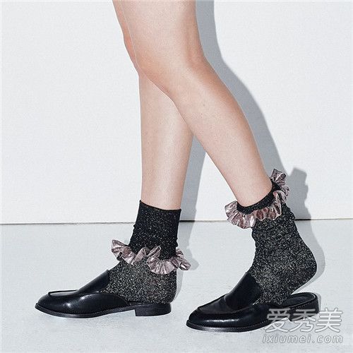 冬天脚踝还露在外面吗？懂时尚的人已经穿上中号袜子了。