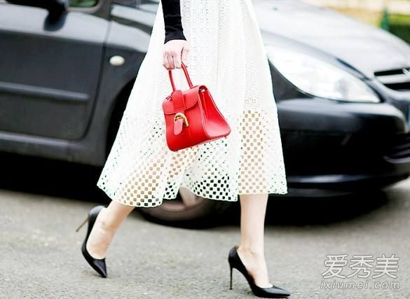 还带着砖头吗？日本和韩国女孩都依靠时尚的小包凹造型