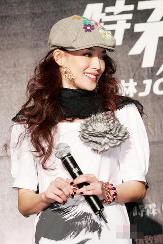 五顶帽子凸显明星在换季时的好气质