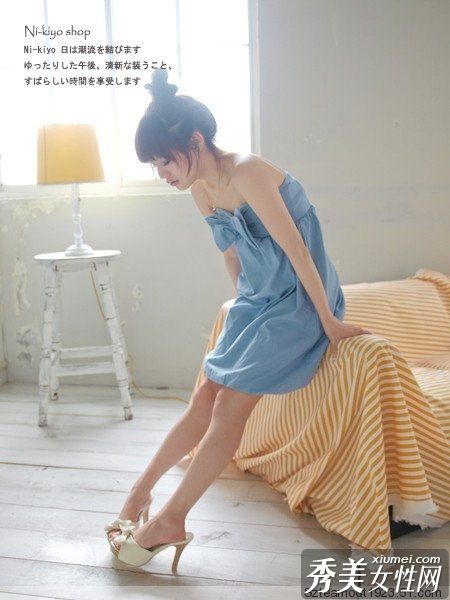 穿上胸罩,穿上合适的可爱性感的衣服。