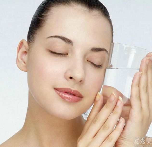 女学生想要好的皮肤,重要的是坚持保湿和补水,并恢复新鲜和温柔的“平滑肌”
