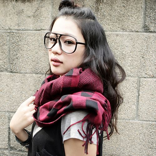 格子围巾搭配优雅的欧美风格