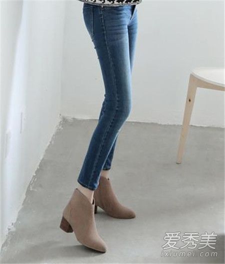 杏鞋配什么颜色的外套和裤子?