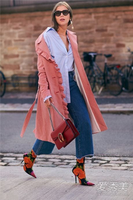 如何搭配全球流行的袜子和靴子