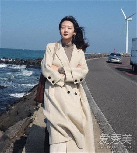 杏色外套配什么颜色的毛衣和围巾?