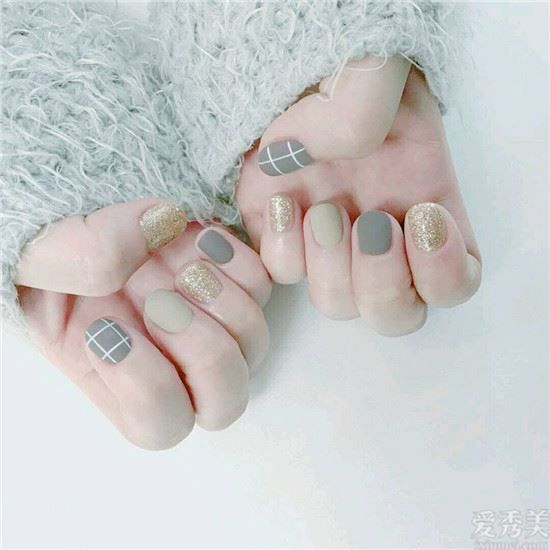牛奶灰美甲图片2020风格