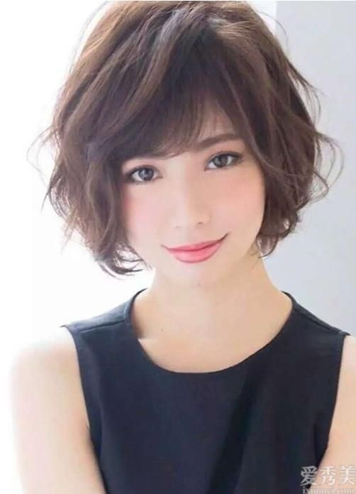 50岁的女性有哪些发型?高档优雅的女士烫发,尤其引人注目。