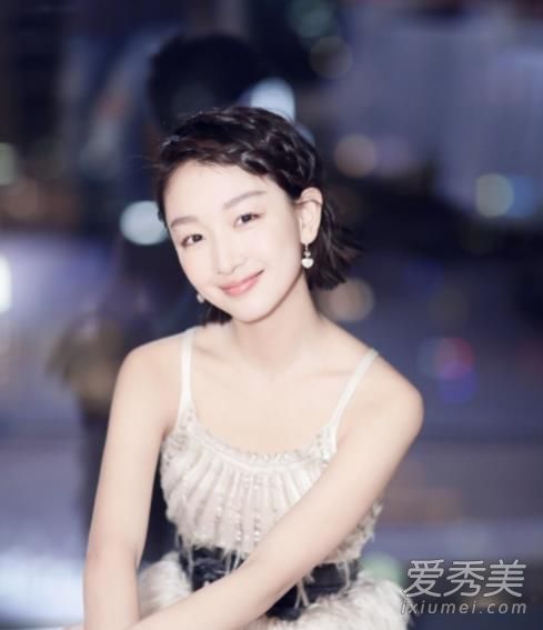 如何系齐肩短发?甜美的发带带你去度假。