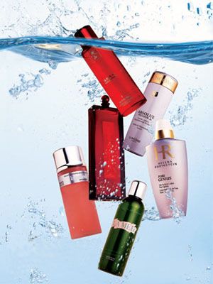 美丽的女人有不同的基础和不同的乳液功能。