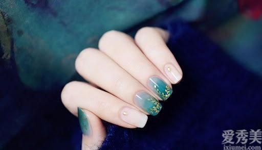 美甲仿古鹤:时尚潮流美观,具有独特的仿古风味。