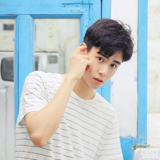 男孩20岁后剪什么发型?试试这4种造型设计。时尚潮流是个性化的,年轻英俊。