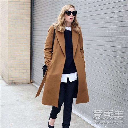 驼色外套配什么样的裤子和围巾？
