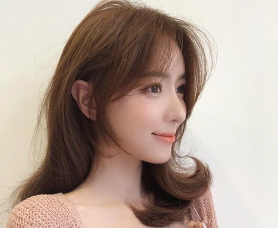 2019年冬天被斩首的人的头发颜色是什么?