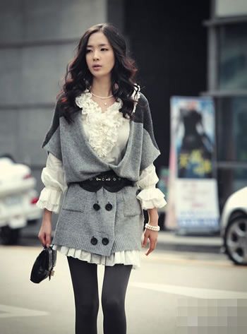 年轻职业女性的蝙蝠风格毛衣