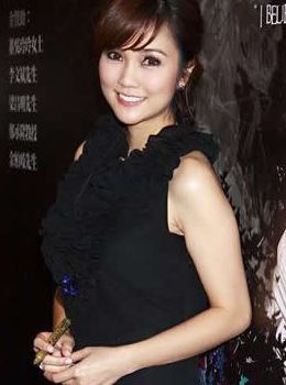优雅的谢安琪女士展示黑色酷妆