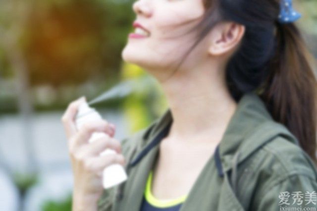 暗黄色的皮肤如何变白?给你涂上护肤霜
