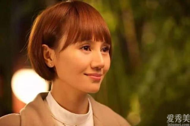 尤兰达只换了一个“法国刘海”。这位42岁的女孩看起来像一个22岁的女孩,看起来美极了。