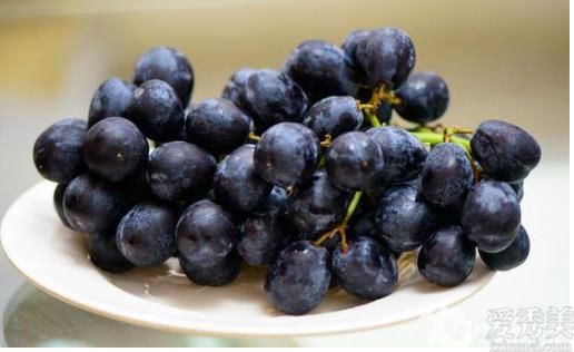 女性经常吃7种黑色食物来延缓衰老。