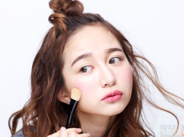 让你的妆看起来“脏”的化妆问题实际上可以通过这样做来解决!