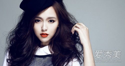 什么发型适合大额头的女孩?唐嫣巧妙地用刘海装饰并不完美。