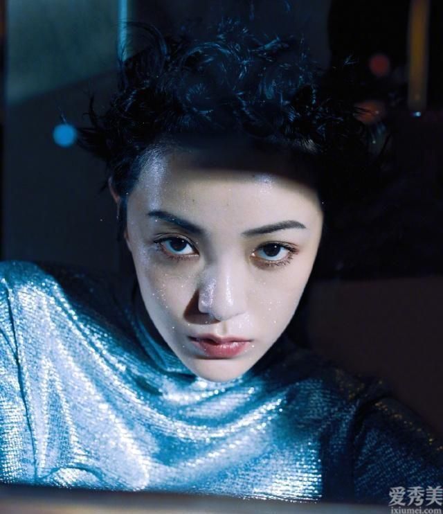 郭采洁又换了发型。他留着短发就能表现出如此高级的时尚感。这种美太令人震惊了。