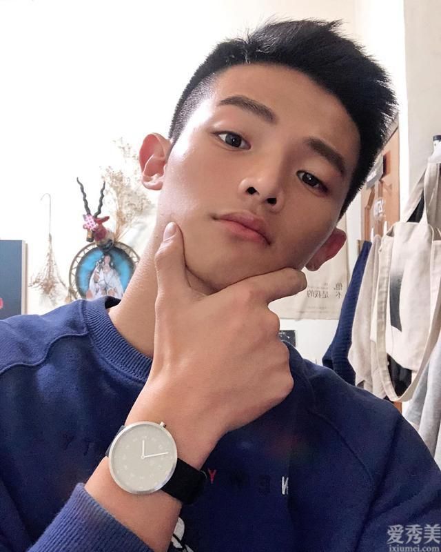 男人的“不油腻”发型是什么?试试这6种发型,它们清新整洁,时尚又酷。