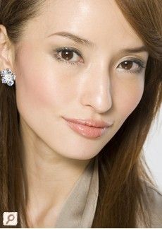 创造明亮的眼睛展现现代女性的优雅