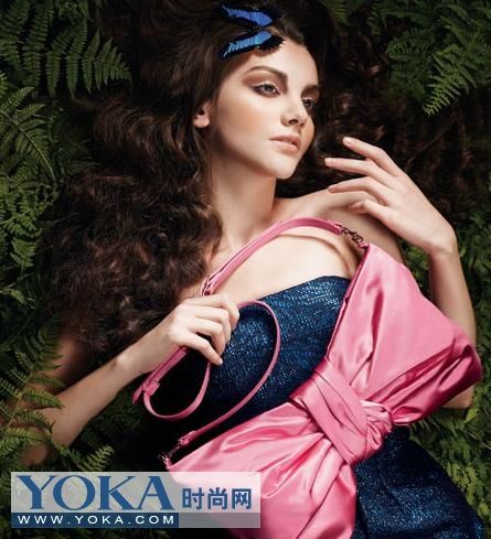孟王妃梅田蝴蝶结手袋尽显优雅
