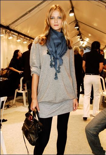 超模宣布三角围巾时尚元素