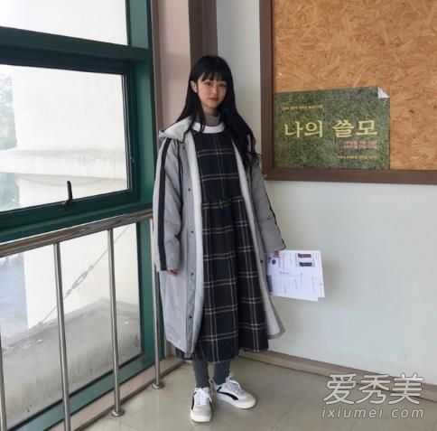 在秋天和冬天,女孩们穿着四种技能来降低她们的年龄