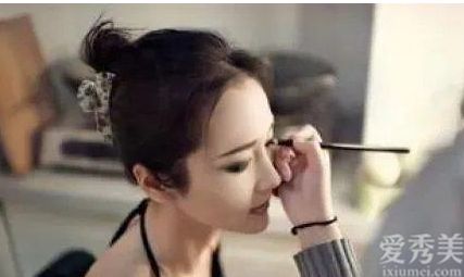 女人必须记住:出门时,你必须化淡妆,化妆师会教你快速化淡妆。